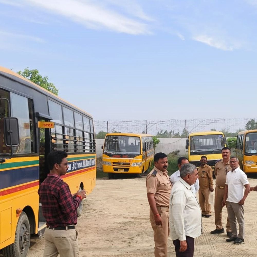 
                 मऊ में स्कूली वाहनों का सत्यापन:पोर्टल पर रजिस्ट्रेशन अनिवार्य, न करने पर होगी कार्रवाई 
            