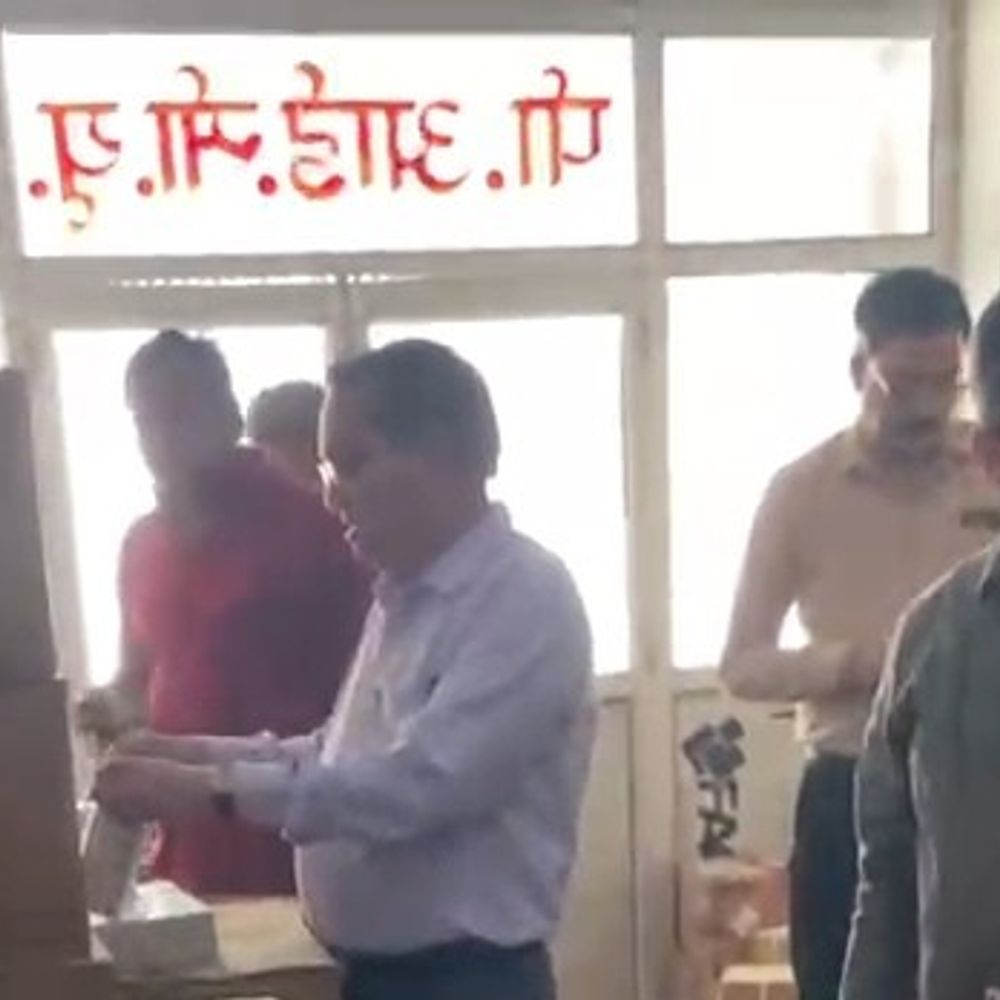 
                 सीएमओ ने लोहिया अस्पताल के पीकू वार्ड का निरीक्षण किया:वार्ड में दवाएं भरी मिलीं, एक्सपायरी डेट पर जताई नाराजगी 
            