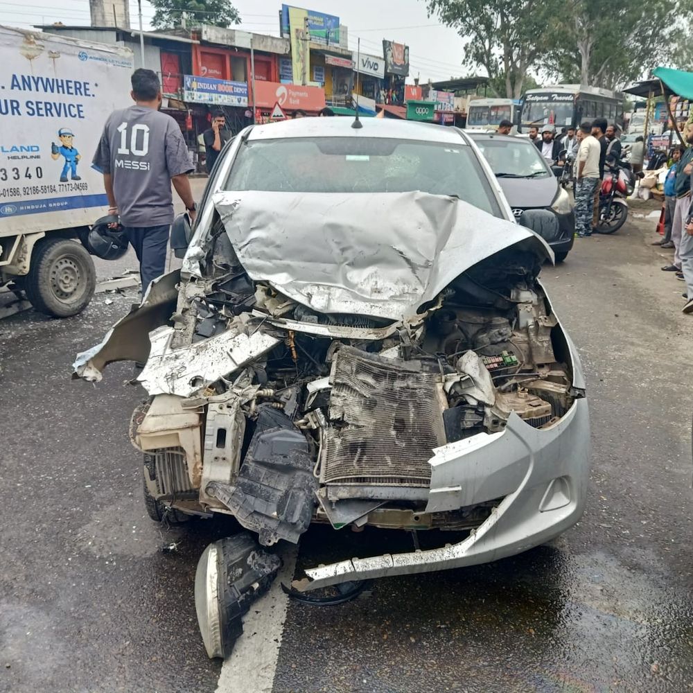 ऊना में हाईवे पर सड़क हादसा:  तीन वाहनों की टक्कर में दो गंभीर घायल, अस्पताल में इलाज जारी; पुलिस जांच में जुटी – Amb News