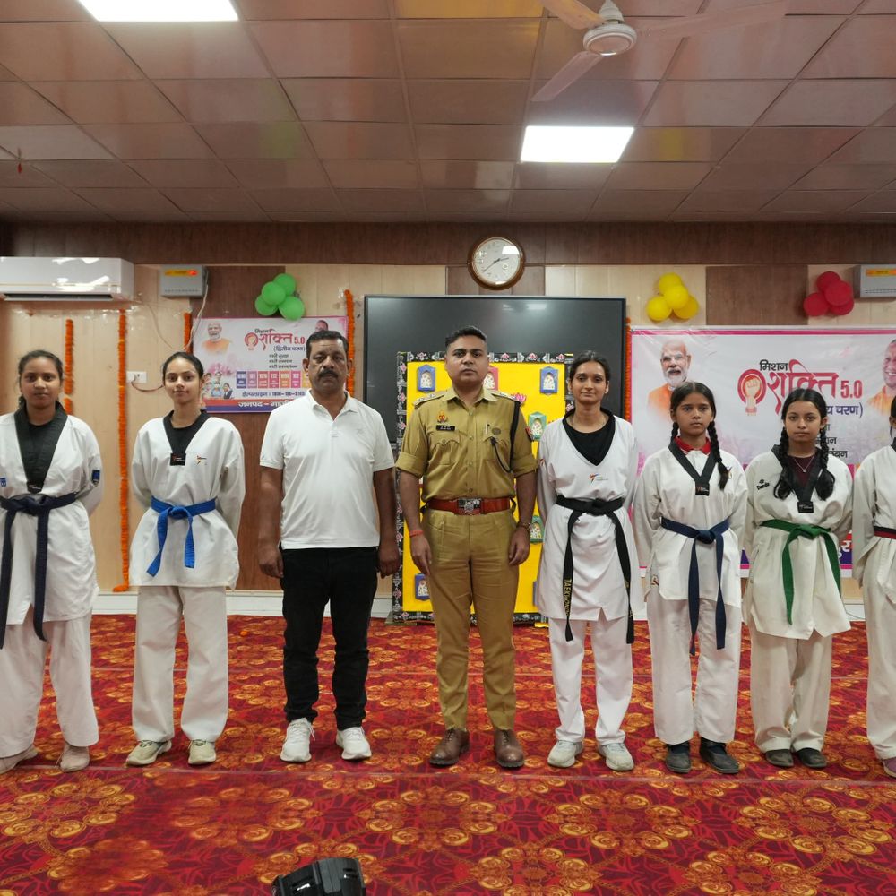 पुलिसकर्मी, बाल कल्याण समिति सदस्य और मेधावी बच्चे सम्मानित:महिलाओं को आत्मनिर्भर बनने और अधिकारों के प्रति सजग रहने की अपील