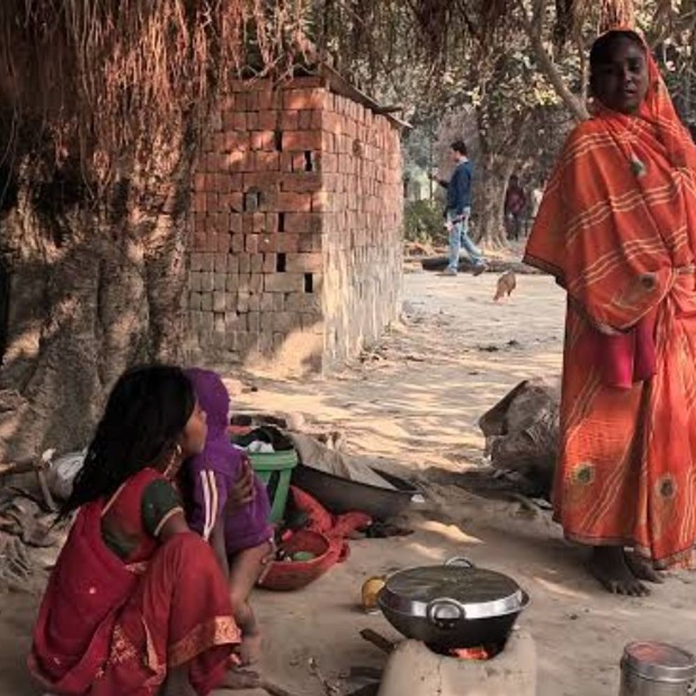 जौनपुर में 39 हजार अति निर्धन परिवार योजनाओं से जुड़े:'जीरो पावर्टी अभियान' के तहत मिली मूलभूत सुविधाएं