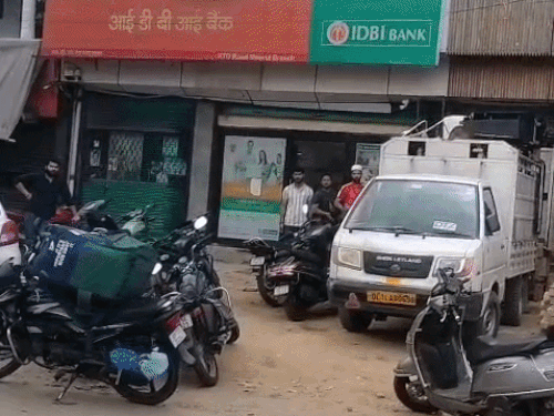 
                 सीलिंग कार्रवाई के कारण खाली हुए बैंकों के लॉकर:मेरठ के शास्त्रीनगर में खाते बंद कराने और लॉकर खाली कराने पहुंच रहे ग्राहक 
            