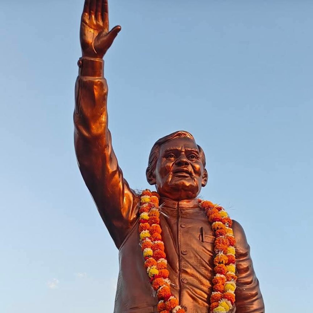 
                 बलरामपुर में सपा ने स्थापित की अटल की प्रतिमा:भाजपा स्थापना दिवस पर किया लोकार्पण, सपा कार्यकर्ताओं ने कहा- असल सम्मान हमने दिया 
            