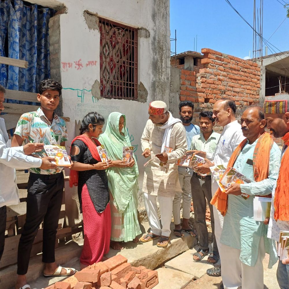 भाजपा कार्यकर्ताओं ने ग्राम संपर्क अभियान में गिनाईं उपलब्धियां:सोनभद्र में लाभार्थियों से किया सीधा संवाद