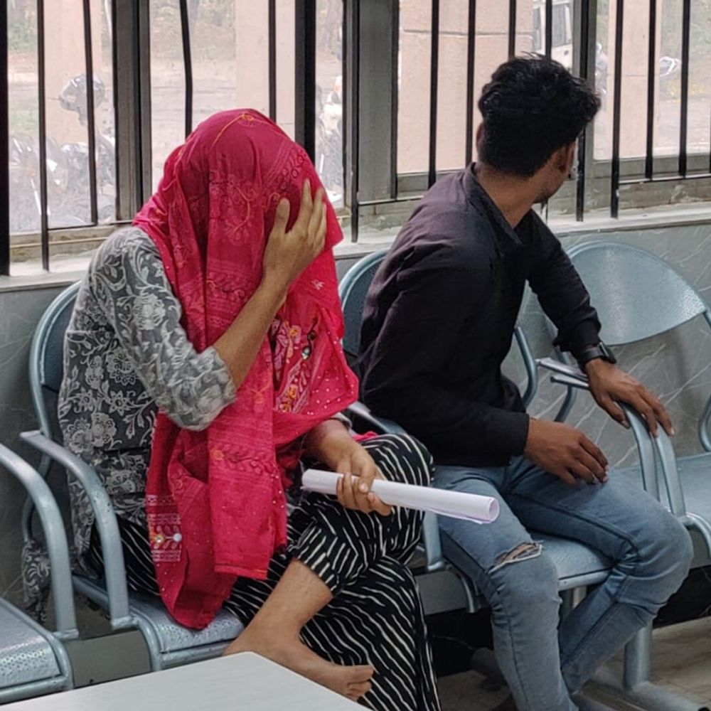 
                 बागपत में प्रेमी युगल की शादी पर हंगामा:लड़की पक्ष ने किया विरोध, पुलिस ने दोनों पक्षों को हिरासत में लिया 
            