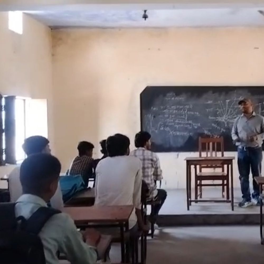 
                 अयोध्या के 1.25 लाख छात्र करेंगे AI कोर्स:योगी सरकार का 11वीं-12वीं के छात्रों को मुफ्त ऑनलाइन तोहफा 
            