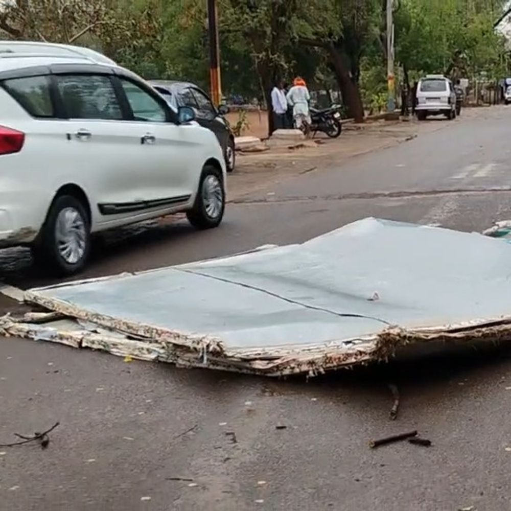 शिवपुरी में अचानक बदला मौसम, कलेक्ट्रेट का होर्डिंग गिरा:  तेज आंधी-बारिश से तापमान में गिरावट, गर्मी से मिली राहत, 9 अप्रैल तक अलर्ट – Shivpuri News