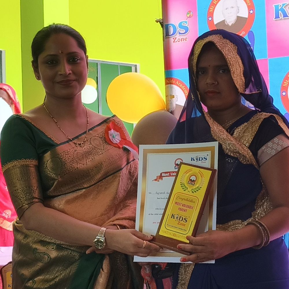 लखीमपुर-खीरी में वार्षिक परीक्षाफल वितरण समारोह:उत्कृष्ट प्रदर्शन करने वाले छात्रों को किया गया सम्मानित, एसडीएम ने बांटे परिणाम