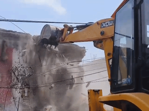 
                 बरेली में 60 दुकानों- मस्जिदों को गिराया जा रहा:महिलाएं रोते हुए बोलीं- अब कुछ नहीं बचा; 3 बुलडोजरों से अतिक्रमण हटाया जा रहा 
            