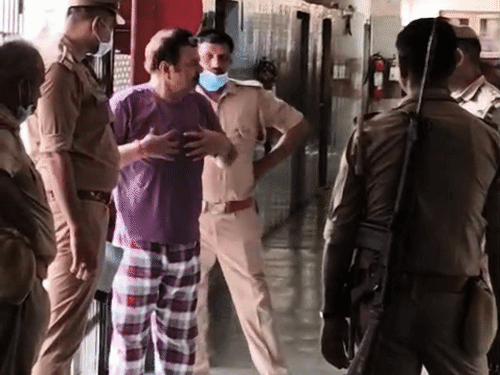 
                 अधिवक्ता अखिलेश दुबे की तबीयत बिगडी, उर्सला में भर्ती:लो ब्लड प्रेशर, हार्ट में दिक्कत बताई, गंभीर हालत में ICU में रखा गया 
            