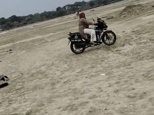 
                 कांस्टेबल की पत्नी ने PRV बाइक से की राइडिंग:निराला नगर रेलवे मैदान में पति बोला- उल्टी-सीधी चलाओ, गिरोगी तब समझ में आएगा 
            