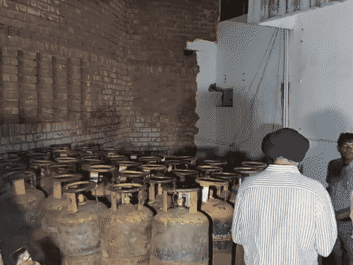 
                 गैस सिलेंडर के अवैध भंडारण में मालिक-मैनेजर पर FIR:बंद पेट्रोल पंप में मिले थे 256 कमर्शियल सिलेंडर, पूर्ति निरीक्षक की तहरीर पर एक्शन 
            