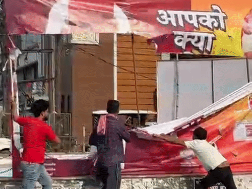 अखिलेश को पोस्टर में रहमान डकैत दिखाने पर भड़के सपाई:लखनऊ में सड़क पर उतरे, पोस्टर फाड़े, बोले- अपमान बर्दाश्त नहीं करेंगे