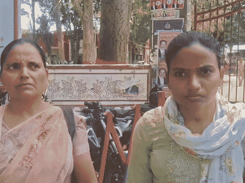 
                 दहेज लोभियों के खिलाफ काशी की बेटी पहुंची CP कार्यालय:आरोप - पति ने की जान से मारने की कोशिश, पुलिस ने दर्ज की हल्की धाराओं में FIR, सिचाईं विभाग में है जेई 
            