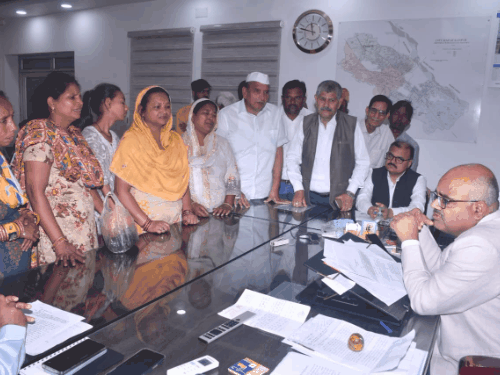 
                 कांग्रेस ने कानपुर डीएम से की मुलाकात:फूलबाग अग्निकांड में पीड़ितों की मदद की मांग, बिजली विभाग की लापरवाही का लगाया आरोप 
            