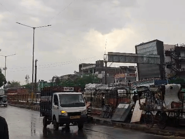 
                 आगरा में आंधी के साथ बारिश शुरू:अगले 2 दिन बारिश का अलर्ट, 30km की रफ्तार से चल रही हवा 
            