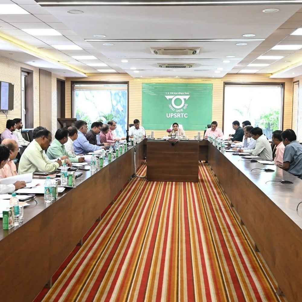 अपर मुख्य सचिव ने आजमगढ़ RTO को लगाई फटकार:स्कूली वाहनों के फिटनेस और ड्राइवरों का होना था सत्यापन, अधिकारियों ने नहीं दिखाई रुचि