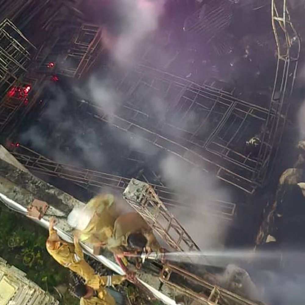 नोएडा में टेंट गोदाम में आग, लाखों का सामान जला:दमकल की तीन गाड़ियों ने डेढ़ घंटे में पाया काबू, शॉट सर्किट हो सकती है वजह