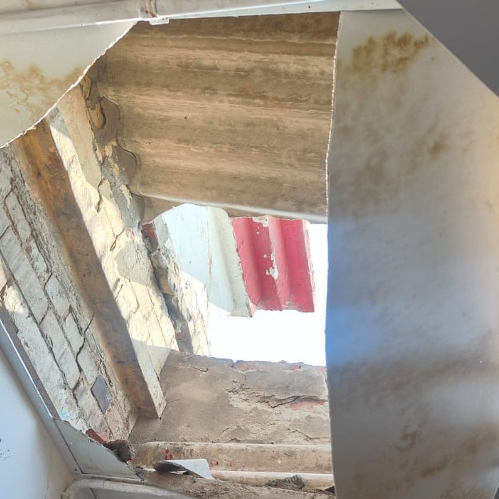 अलीगढ़ में रेलवे मजिस्ट्रेट के चेंबर की छत गिरी:मरम्मत के दौरान हुआ हादसा, हिरासत में लिए गए मजदूरों को यूनियन ने छुड़ाया