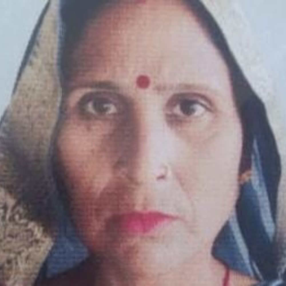 आगरा में मंदिर का घंटा बजाते ही महिला की मौत:काफी देर तक घर नहीं पहुंची तो बेटी ने जाकर देखा, लोगों बोले- घंटे में करंट आ रहा