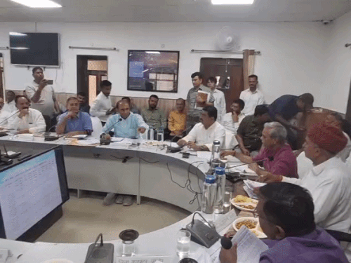 मुख्य-सचेतक XEN से बोले- सोच समझ कर बोल रहा हूं:आपकी जाति के लोग नहीं वहां भी काम करिए; अधिकारी ने कहा- ठेकेदार के कारण दिक्कत आ रही