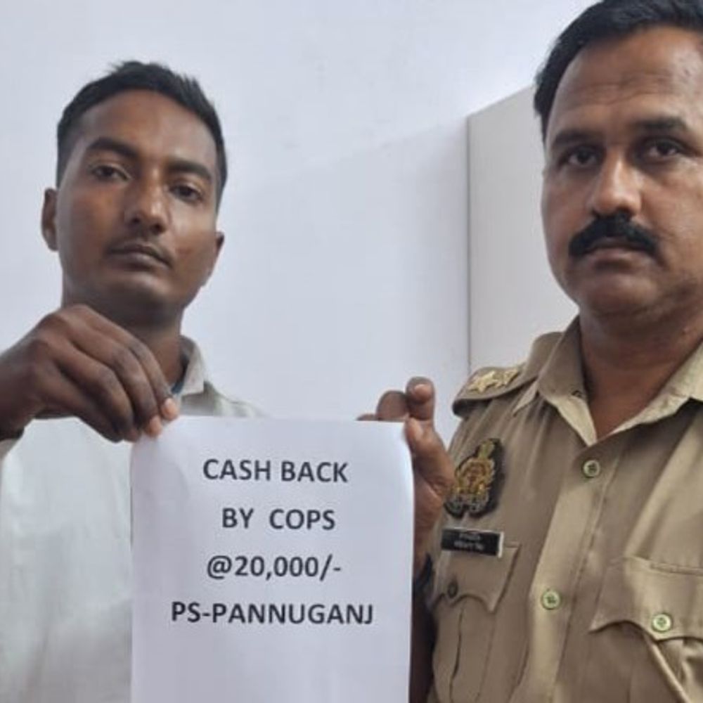 
                 साइबर धोखाधड़ी के 20 हजार रुपए पुलिस ने वापस कराए:सोनभद्र के पन्नूगंज में पीड़ित के खाते में लौटाए गए पैसे 
            