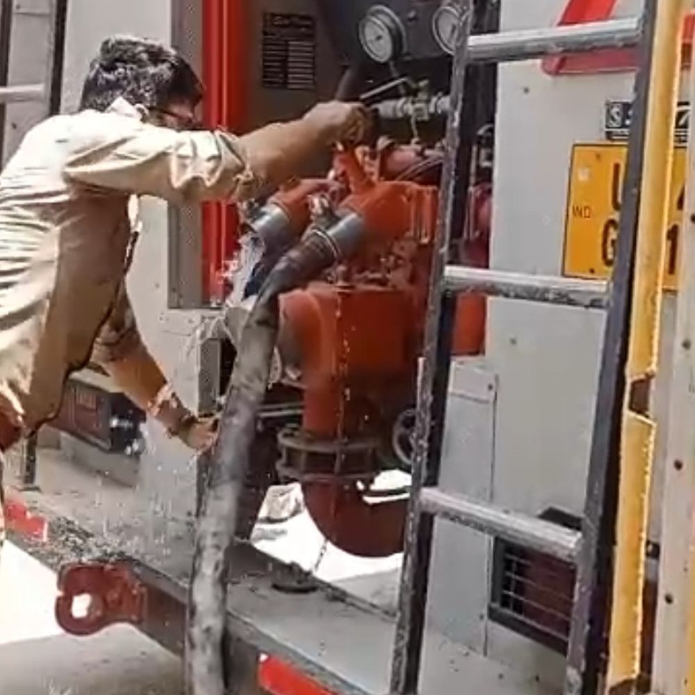 मिर्जापुर में इलेक्ट्रॉनिक गोदाम में लगी भीषण आग:फायर ब्रिगेड की 5 गाड़ियां लगीं, लाखों का हुआ नुकसान