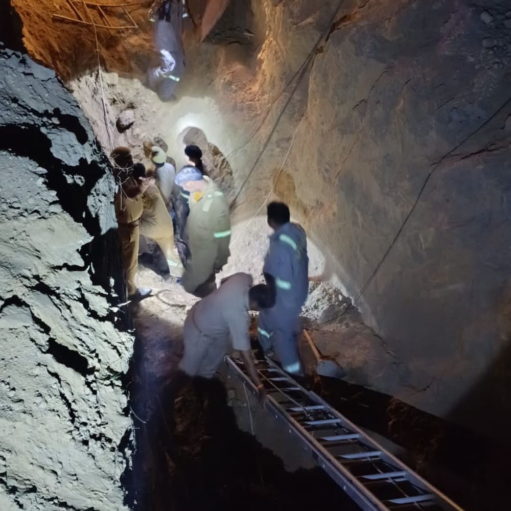 जौनपुर में गैस पाइपलाइन वेल्डिंग के दौरान हादसा:मिट्टी धंसने से दो मजदूरों की मौत, एक शव बरामद, दूसरे की तलाश