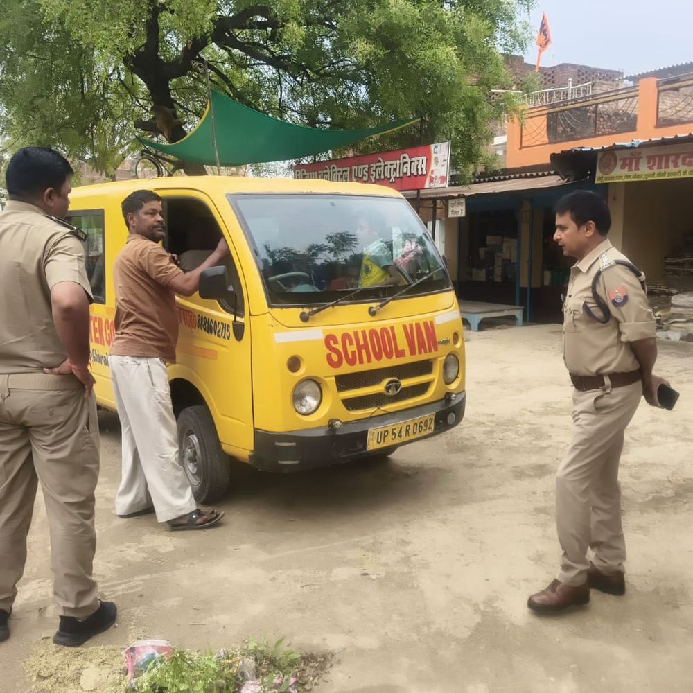 मऊ में 65 स्कूली वाहनों की जांच:डाटा पोर्टल पर अपलोड, मानक पूरे न होने पर परमिट निरस्त होगा