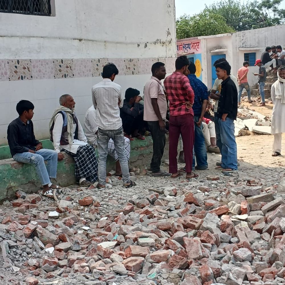 मस्जिद टूटने के विरोध में अवैध मकान तोड़ने की मांग:सरकारी भूमि पर अवैध निर्माण का मामला, तीसरे दिन भी निर्माण नहीं टूटा