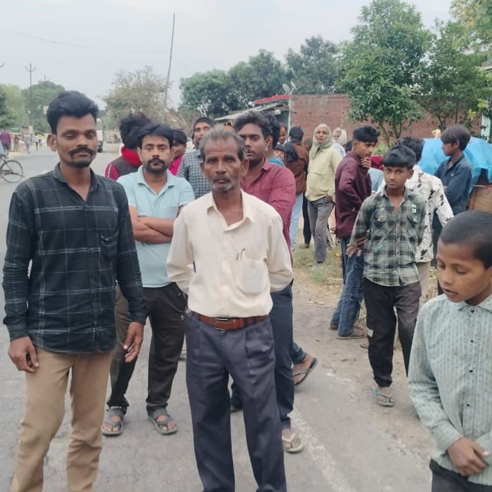 संतकबीरनगर में बाइक-पिकअप भिड़ंत, 2 युवकों की मौत:महिला और मासूम बच्ची गंभीर घायल, गाड़ी छोड़कर ड्राइवर फरार