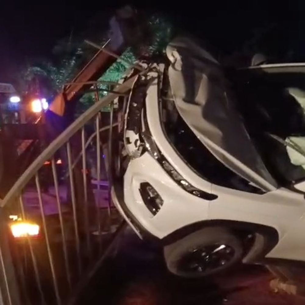 बांसवाड़ा में डिवाइडर की रेलिंग में घुसी कार:  सरियों में फंसकर हवा में लटकी, एयरबैग खुलने से ड्राइवर की जान बची – Banswara News