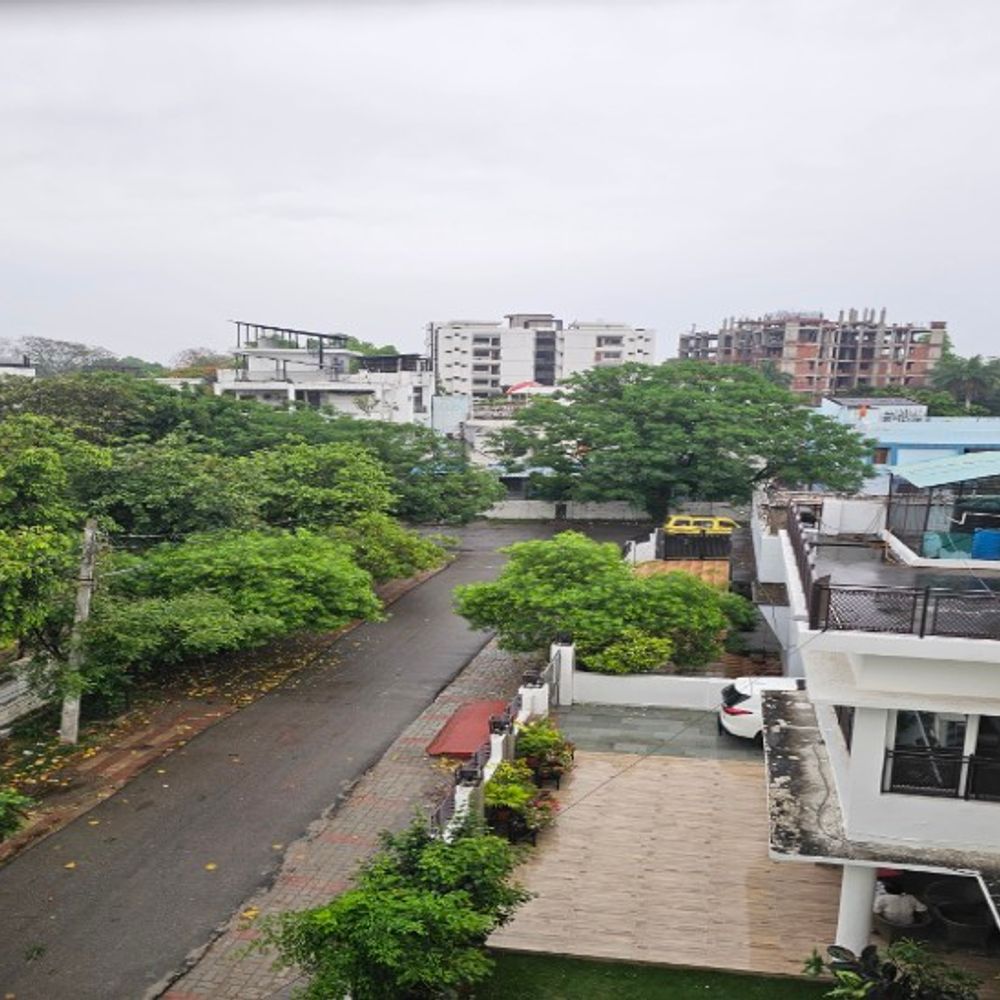 लखनऊ में देर रात से हो रही बारिश:सुबह से बदला मौसम, बारिश और ठंडी हवाओं से तापमान में गिरावट