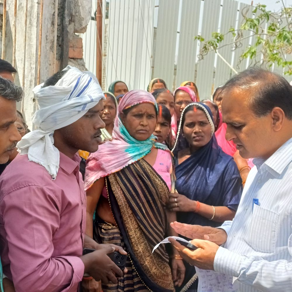 चंदौली के काजीपुर गांव में शराब दुकान हटाने की मांग:ग्रामीणों ने डीएम कार्यालय पर प्रदर्शन कर सौंपा ज्ञापन, कार्रवाई की मांग