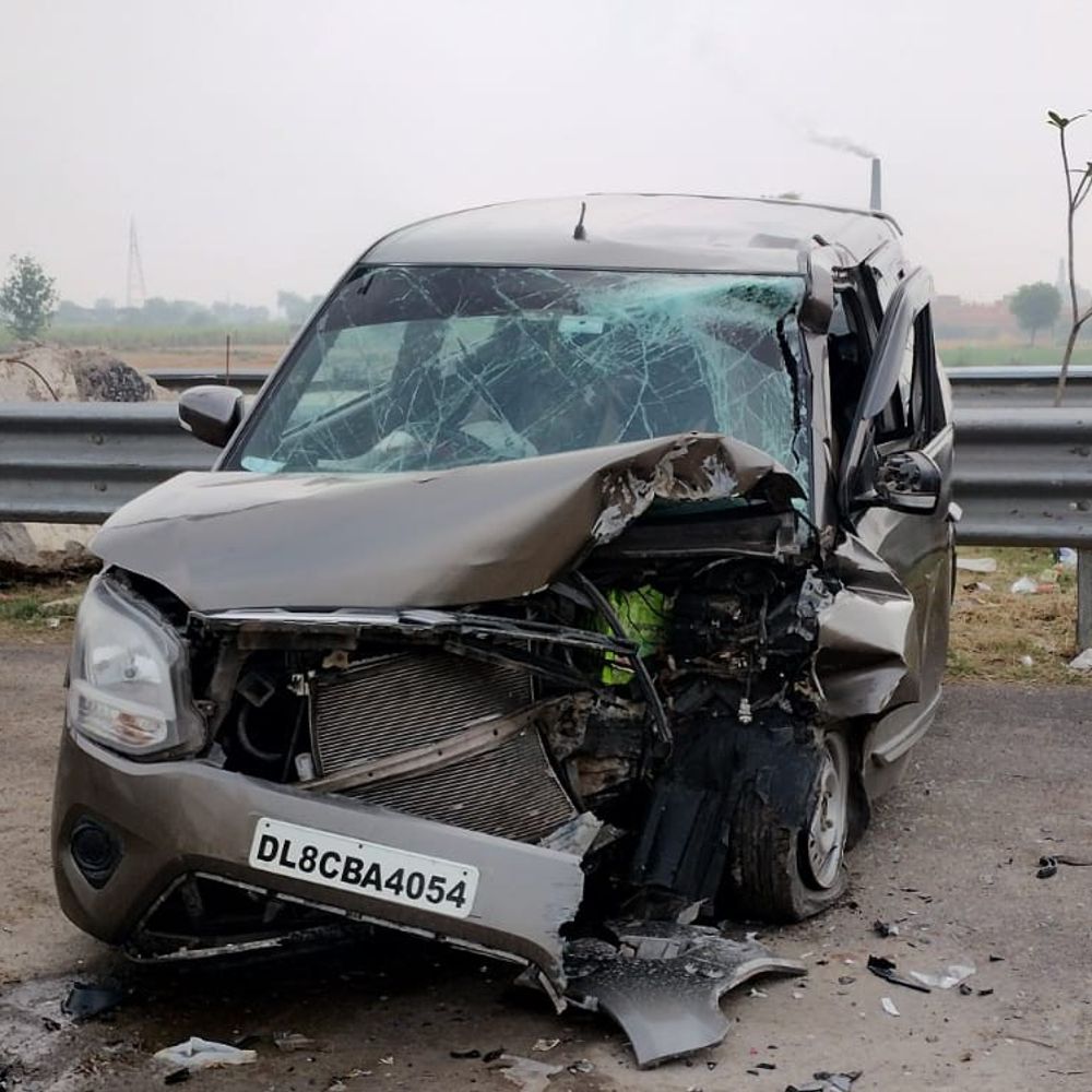 
                 बागपत में कार बैरियर से टकराई,इंजीनियर समेत दो की मौत:दिल्ली-देहरादून कॉरिडोर पर हुआ हादसा, देहरादून घूमने जा रहे थे दोनों दोस्त 
            