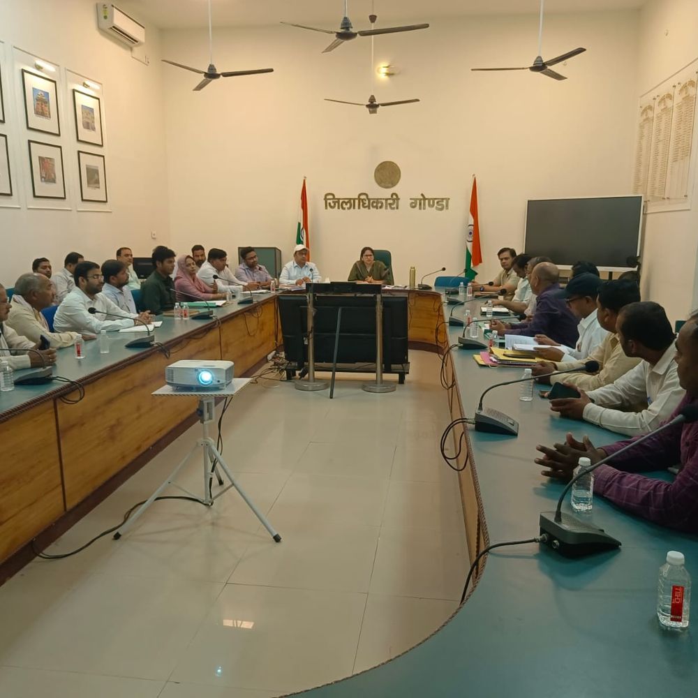 गोंडा के ग्रामीण इलाकों में भी अब चलेंगी रोडवेज बसें:DM ने की बैठक, गांव के लोगों को यात्रा में होगी आसानी