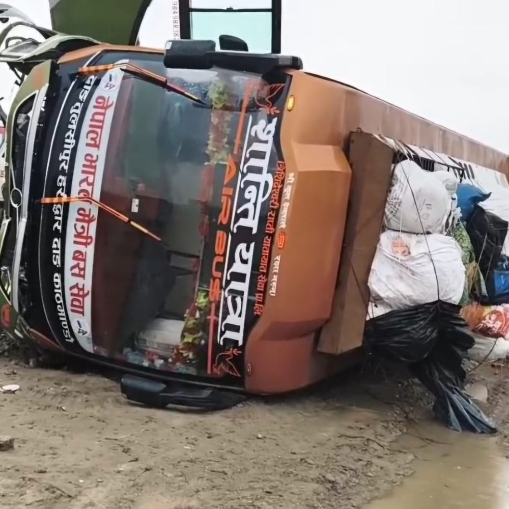 हरिद्वार से नेपाल जा रही सवारियों से भरी बस पलटी:ड्राइवर को अचानक नींद आने से हादसा; 1 महीने की बच्ची समेत 9 घायल