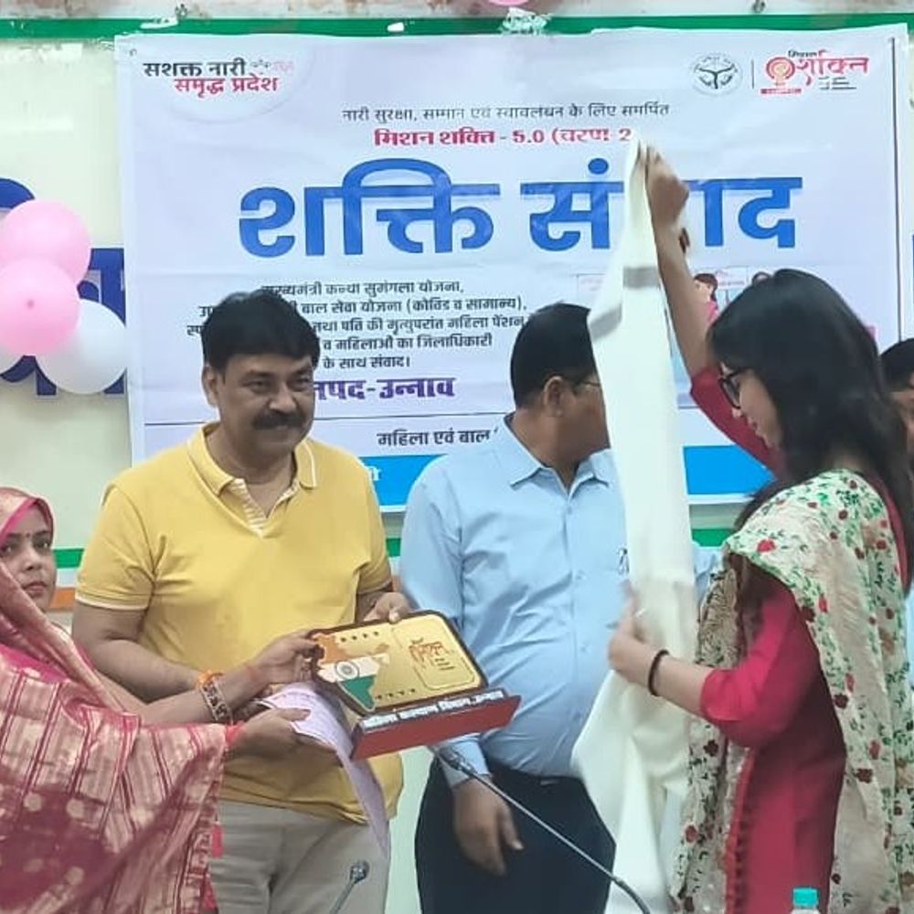 उन्नाव में मिशन शक्ति के तहत 'हक की बात' कार्यक्रम:छात्राओं ने अधिकारियों से की शिक्षा, स्वास्थ्य पर चर्चा; 20 महिलाएं सम्मानित