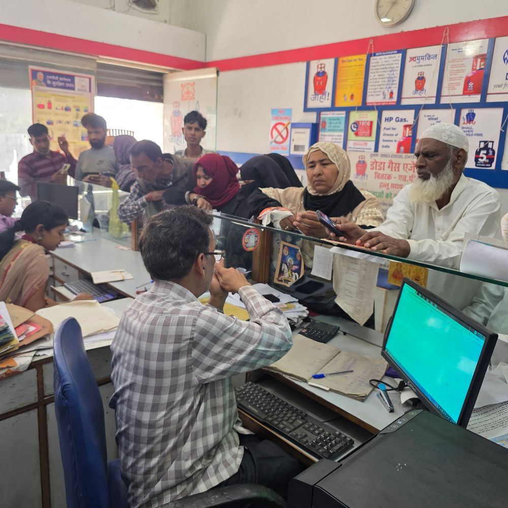 संभल में उपभोक्ताओं को नहीं मिल रहे LPG सिलेंडर:KYC अधूरी होने से बुकिंग लटकी, लोग चूल्हे पर खाना बनाने को मजबूर