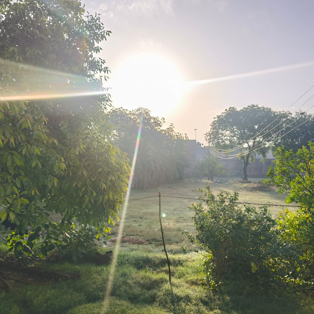 मथुरा में देर रात बारिश से सड़कों पर भरा पानी:कई इलाकों में बिजली गुल, फसलों को नुकसान से किसान चिंतित