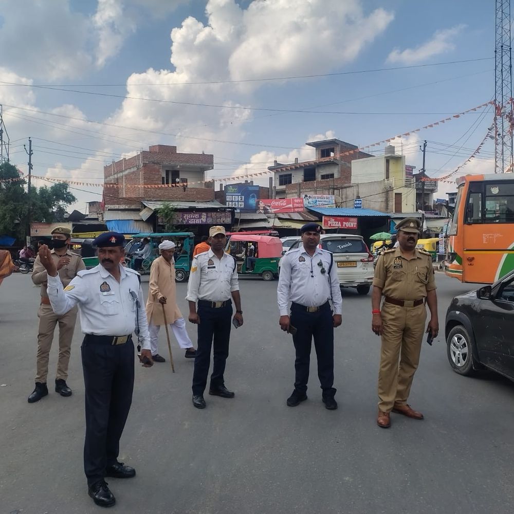 
                 मैनपुरी में 156 वाहनों के कटे चालान, 3.50 लाख जुर्माना:यातायात नियमों के उल्लंघन पर पुलिस ने चलाया विशेष अभियान 
            