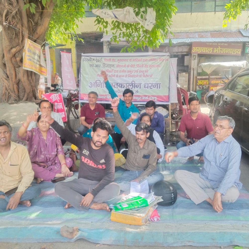 मुरादाबाद में नौकरी से निकाले गए मजदूरों का धरना शुरू:डीएम कार्यालय के बाहर इंटरसीज ट्रेडर्स और एच आर डिजाइन के खिलाफ प्रदर्शन