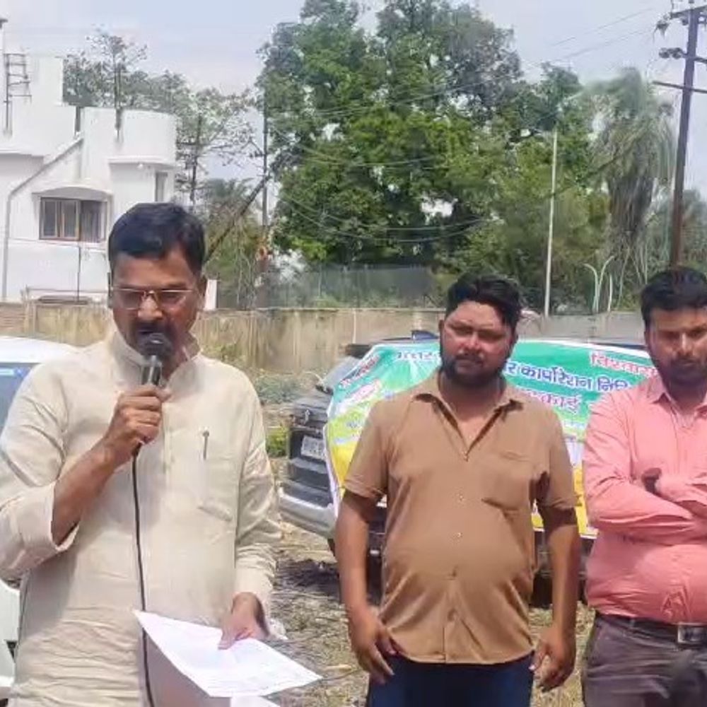 सीतापुर में बिजली संविदा कर्मियों का प्रदर्शन:सांसद राकेश राठौर समर्थन में उतरे, निस्तारण के लिए 15 दिन का समय मांगा