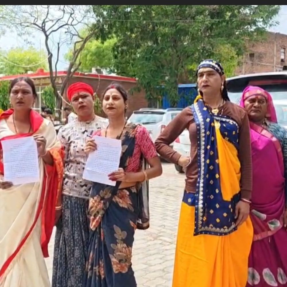 जालौन में किन्नरों ने गुरु पर लगाए गंभीर आरोप:कहा- कमाई हड़पती, मारपीट और जान से मारने की धमकी देती है