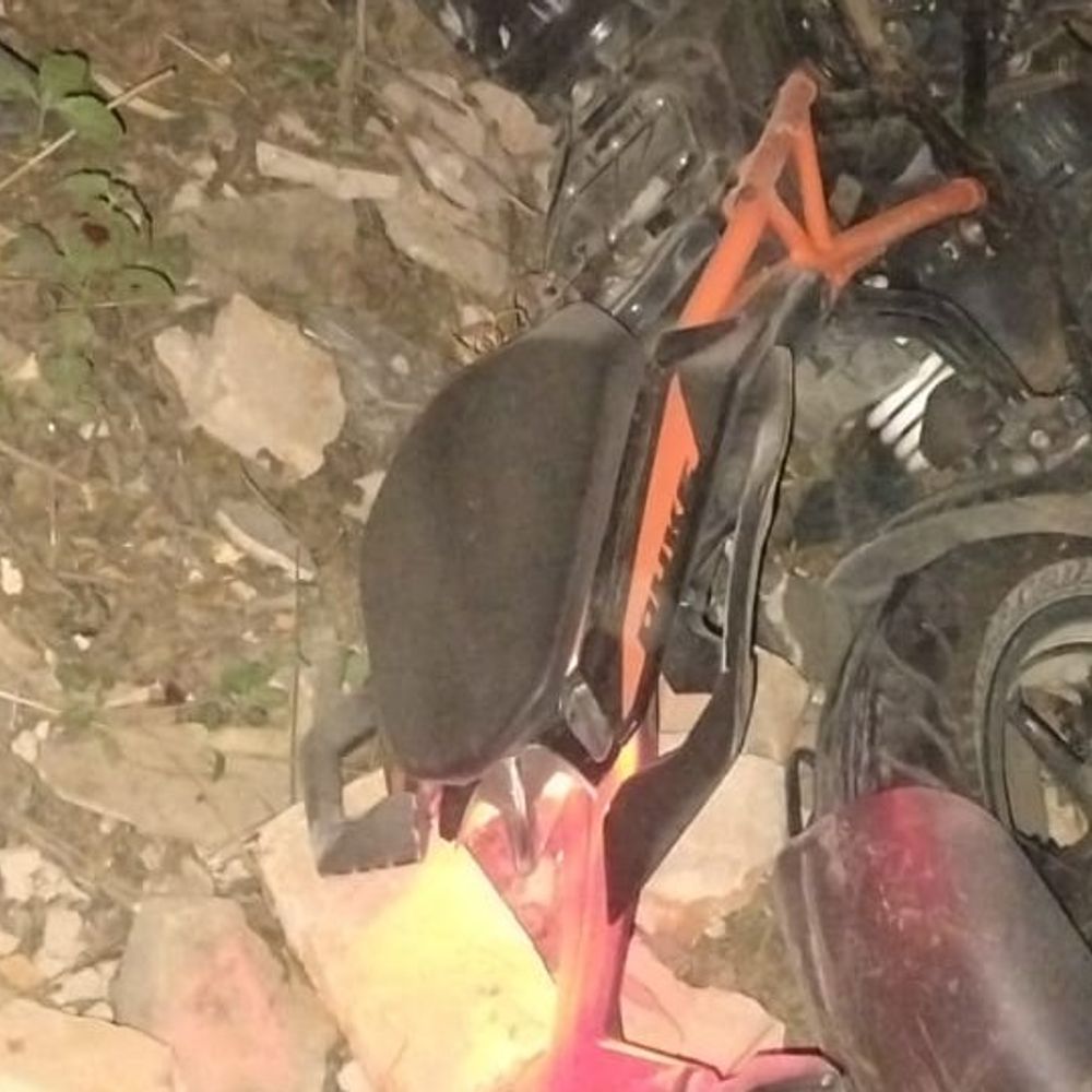 मंदिर की दीवार से टकराई बाइक, युवक-युवती की मौत:नवादा में कोडरमा की ओर जाने के दौरान हादसा, दोनों की पहचान में जुटी पुलिस