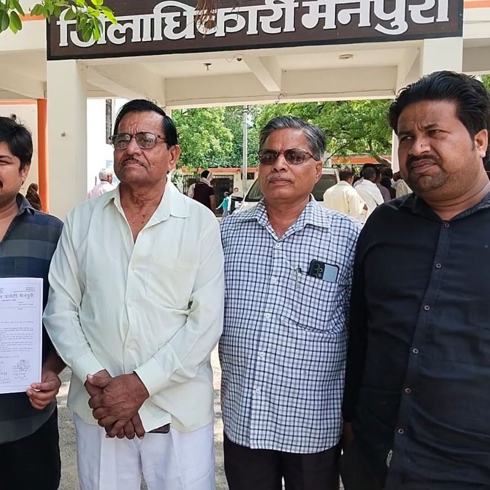 मैनपुरी में कांग्रेस ने उठाई किसानों की मांग:एक्सप्रेसवे मुआवजे और मुड़ई कट को लेकर डीएम को सौंपा ज्ञापन