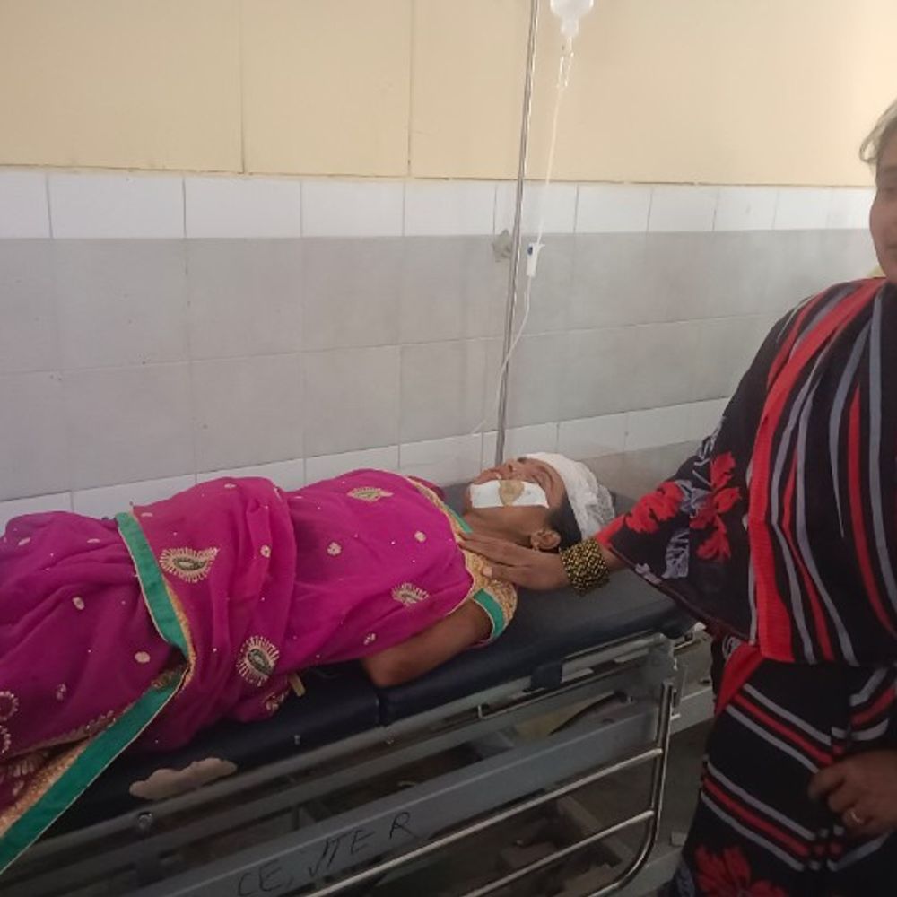 शाहजहांपुर में कार-बाइक टक्कर में परिवार के चार सदस्य घायल:बहन की शादी का कार्ड देने ससुराल जा रहे थे, सभी का इलाज जारी