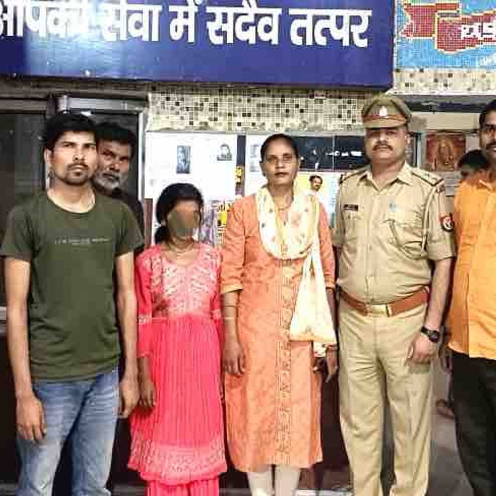 
                 कानपुर सेंट्रल पर किशोरी परिवार से बिछड़ी:लखनऊ से इलाज कराने आई थी, जीआरपी ने सकुशल परिजनों से मिलाया 
            