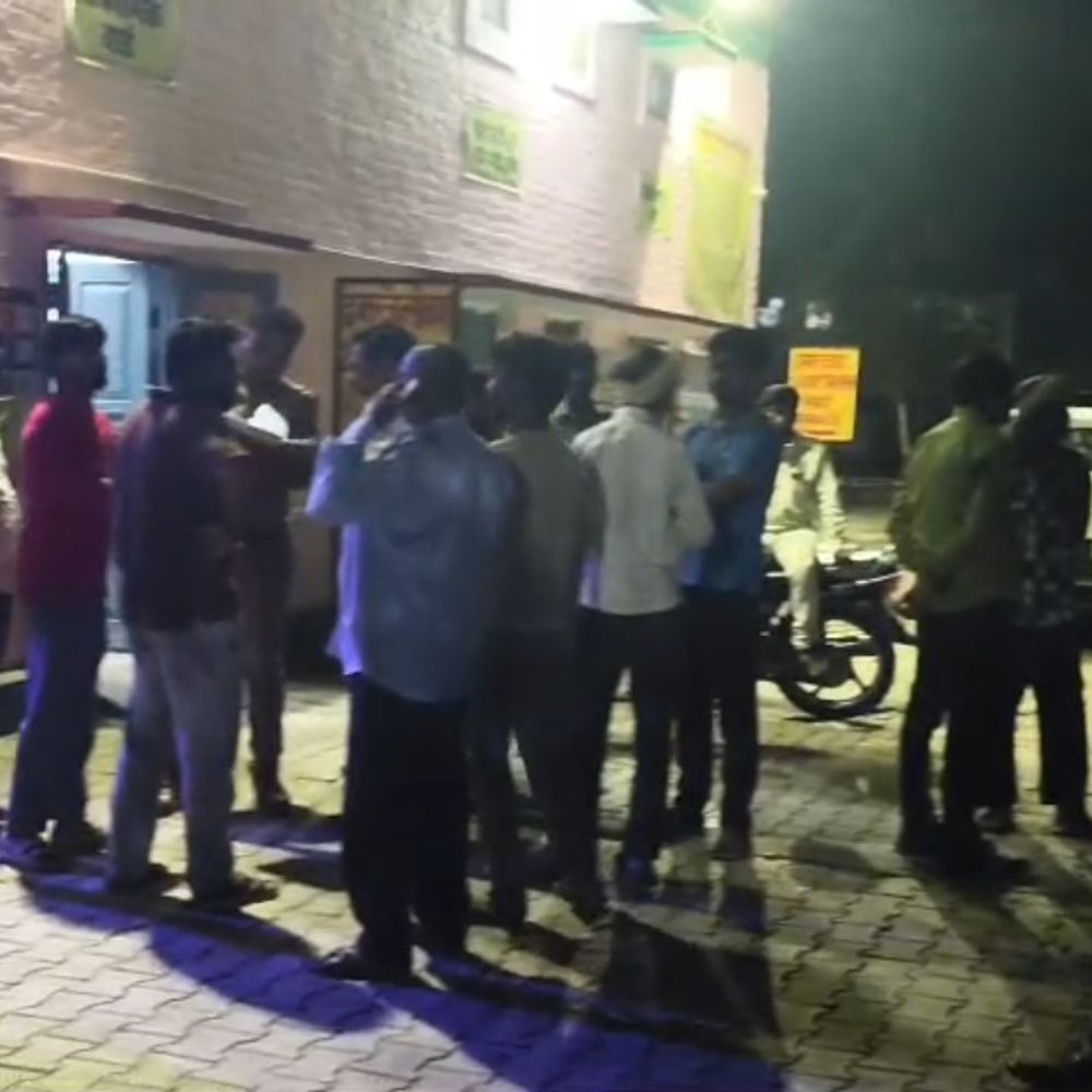 बाइक की आमने-सामने टक्कर, एक की मौत:दो गंभीर घायल, बिजली मीटर लगाने का काम करता था