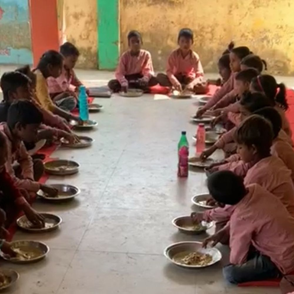 अयोध्या के आंगनबाड़ी केंद्रों पर पोषाहार वितरण में बड़ा बदलाव:ई-केवाईसी और फेस रिकॉग्निशन से 2.10 लाख बच्चों को मिलेगा ताजा आहार